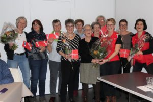 Die scheidende Präsidentin, Myrtha Schmidlin, zusammen mit den Jubilarinnen und den fleissigsten Turnerinnen