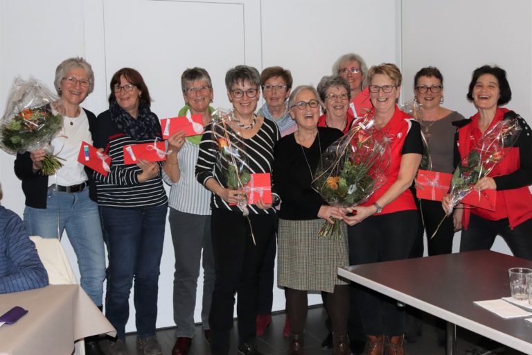 Die scheidende Präsidentin, Myrtha Schmidlin, zusammen mit den Jubilarinnen und den fleissigsten Turnerinnen