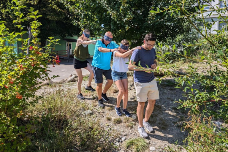 4 Personen beim blinden Hindernisparcours